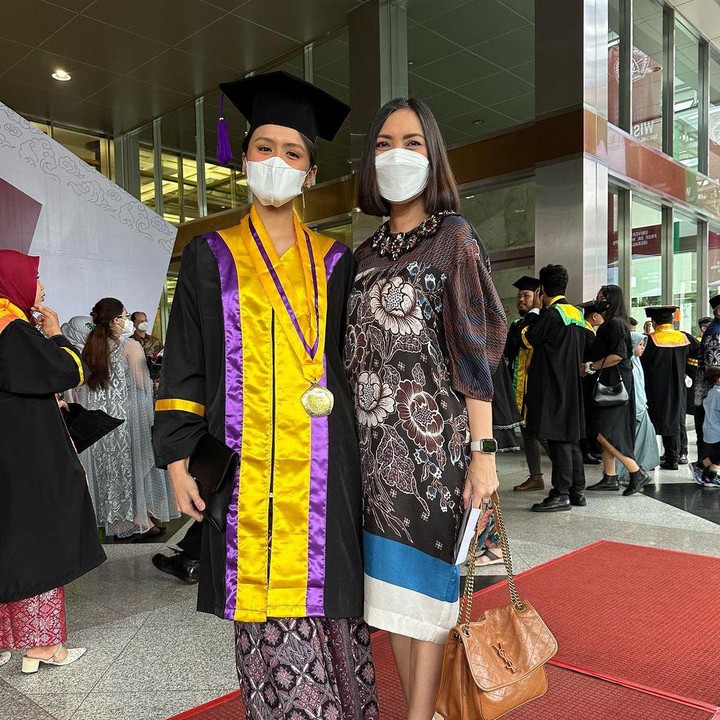 <p>Becky Tumewu tak luput hadir di momen penting putri sulungnya itu. Bersama suami, ia hadir menyaksikan upacara wisuda Tara. (Foto: Instagram @becktum)</p>