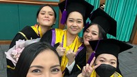 <p>Becky Tumewu juga ikut mengabadikan momen Tara bersama teman-temannya yang baru saja wisuda. Becky mengaku sangat bangga dengan pencapaian putrinya.<em> "You are such a FIGHTeR @taradermawan SKG, Congratulations and welcome to your new journey and prepare to conquer! #proud,</em>" tulis Becky. (Foto: Instagram @becktum)</p>