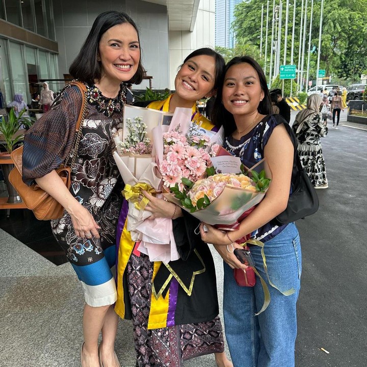 <p>Upacara wisuda Tara juga dihadiri oleh sang adik, Kayla Zefanya Dermawan yang datang memberikan selamat untuk kakaknya. (Foto: Instagram @becktum)</p>