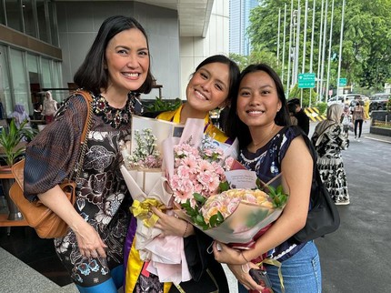 7 Potret Bangganya Becky Tumewu saat Putrinya Lulus Jadi Salah Satu Wisudawati Terbaik