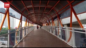 VIDEO: Menjajal Skywalk Kebayoran Lama yang Diuji Coba Hari Ini