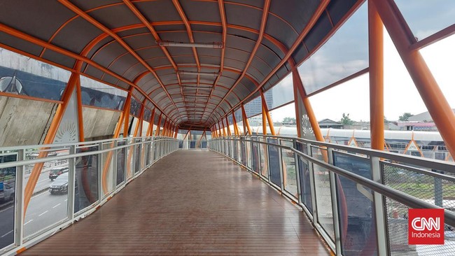 Warga yang dikenakan biaya hanya mereka yang ingin lanjut menggunakan bus TransJakarta. Jika hanya melewati Skywalk Kebayoran Lama, tidak akan dikenakan biaya.