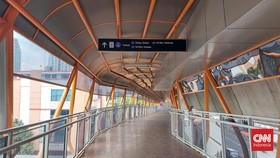 img-title Menjajal 500 Meter Skywalk Kebayoran Lama Ditemani Angin Kencang