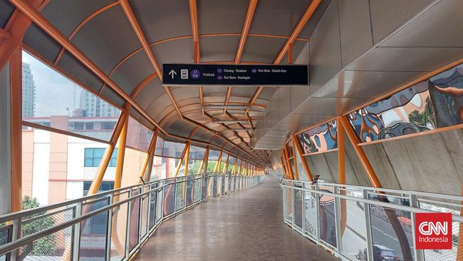 PT Transportasi Jakarta (Transjakarta) berbareng Dinas Bina Marga tetap mengevaluasi patokan tap in-tap out di Skywalk Kebayoran Lama, Jakarta Selatan.