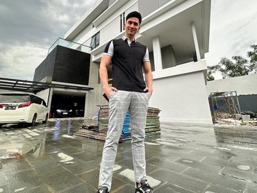 img-title Verrell Bramasta Pajang Kado dari Natasha Wilona di Rumah Baru