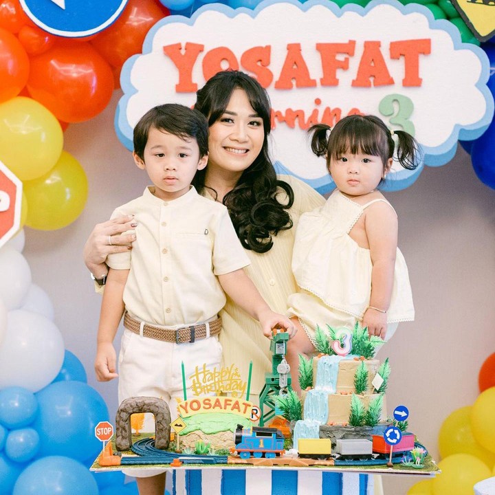 <p>Tak lupa, Puput mengajak kedua buah hatinya untuk berpose di acara ulang tahun. Ia dan Ahok juga menggelar acara syukuran di sekolah bersama guru dan teman-teman sekelas. (Foto: Instagram @btpnd @petitebymono)</p>