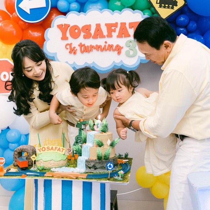 <p>Kemeriahan semakin terasa ketika Yosafat dan adiknya, Sarah Eliana Purnama kompak meniup lilin di kue ulang tahun. (Foto: Instagram @btpnd @petitebymono)</p>