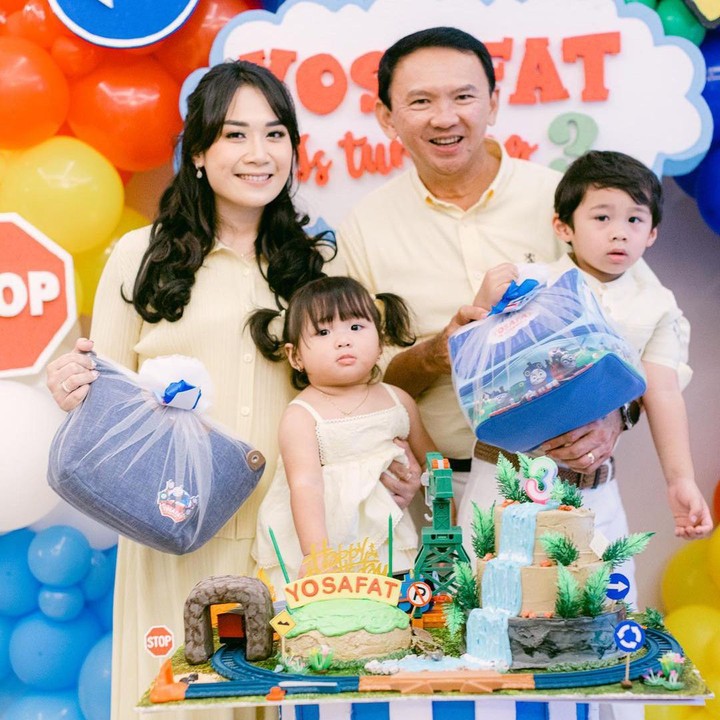 <p>Pesta ulang tahun Yosafat dikemas secara sederhana dengan tema yang penuh warna. Mereka menggunakan dekorasi serba <em>colorful</em> untuk menambah kesan ceria. (Foto: Instagram @btpnd @petitebymono)</p>