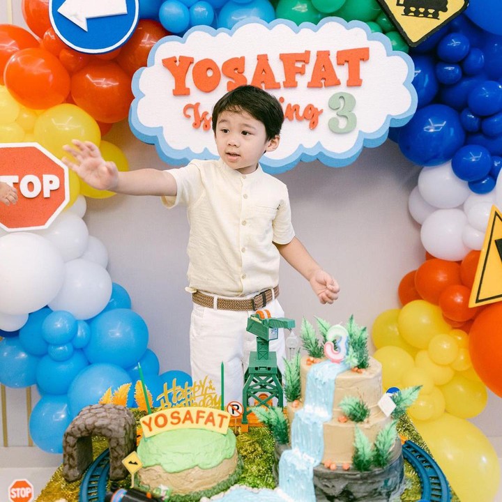 <p>Yosafat Abimanyu Purnama datang di kehidupan Ahok dan Puput pada 6 Januari 2020 lalu, Bunda. Yosafat sudah tumbuh besar dan semakin tampan, ya? (Foto: Instagram @btpnd @petitebymono)</p>