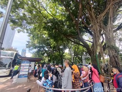 Akhir Pekan, Warga Antre Panjang Naik Bus Wisata TransJ di IRTI Monas