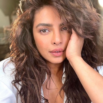 img-title Demi Kulit Glowing dari Dalam, Perempuan India Ternyata Pakai 7 Bahan Alami Ini untuk Perawatannya! Mau Sontek?