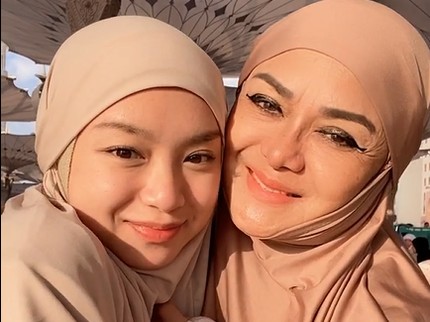 Tangis Haru Betharia Sonata Tak Menyangka Sang Putri Beri Kado Umrah