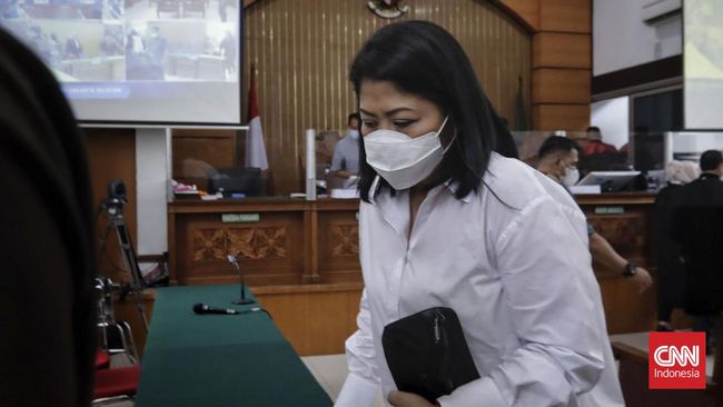 Putri Candrawathi membantah jaksa dengna mengklaim pakaian yang ia kenakan tidak seksi, melainkan masih terbilang sopan.