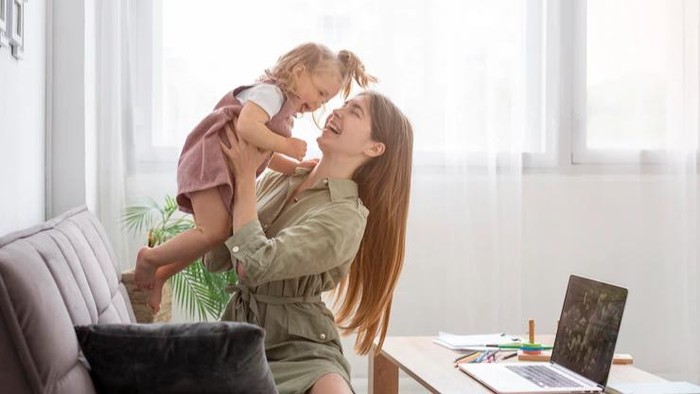 Jangan Sampai Salah, Begini 7 Cara yang Benar 'Memanjakan' Anak Menurut Para Ahli