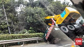 Crane Terguling di Tol Jakarta-Tangerang, Lalu Lintas Tersendat