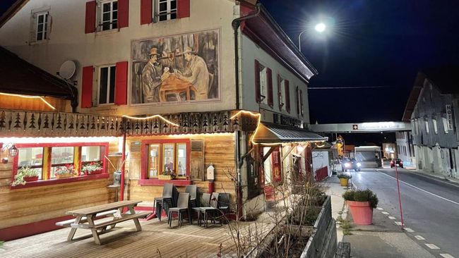 Hotel Arbez Franco-Suisse dibangun pada 1921 di mana hotel ini separuh berada di Swiss dan sisanya di Prancis.