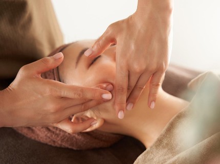 Cara Menggunakan Peeling Serum yang Aman untuk Pemula, Jangan Lupa Tes Dulu