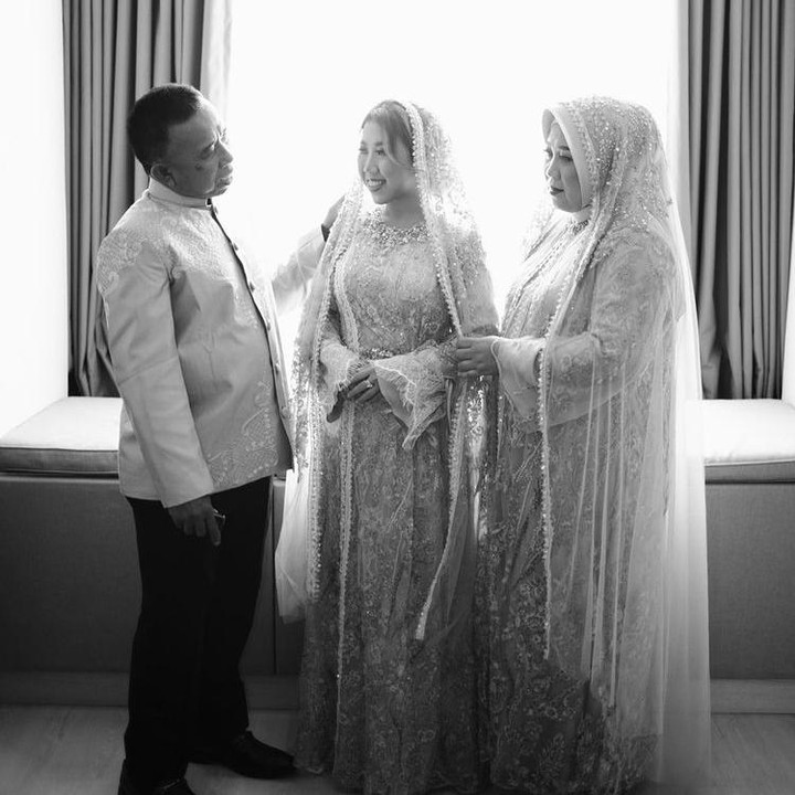 <p>Enggak hanya itu, penampilan Kiky dalam acara pengajian ini juga menarik perhatian, Bunda. Bagaimana tidak, ia terlihat manglingi, nih. (Foto: Instagram @kikysaputrii)<br /><br /><br /></p>