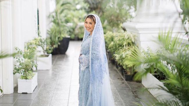 7 Portraits of Manglingi Kiky Saputri at a recitation before marriage, Called Similar to Erina Gudono