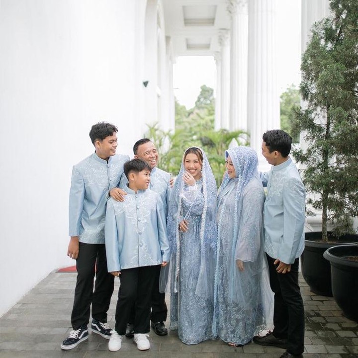 <p>Bagaimana menurut Bunda? Kita doakan semoga prosesi pernikahan Kiky dan Khairi berjalan lancar sesuai harapan, ya. (Foto: Instagram @kikysaputrii)</p>