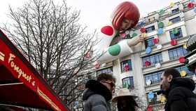 FOTO: Patung Raksasa Yayoi Kusama 'Mengintip' di Louis Vuitton Paris