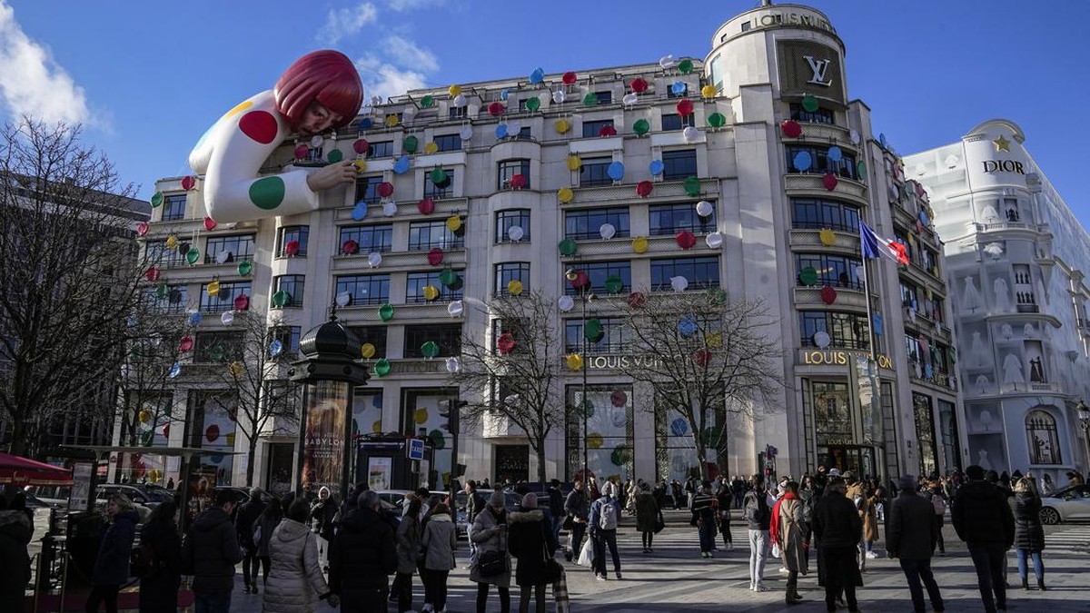 FOTO: Patung Raksasa Yayoi Kusama 'Mengintip' di Louis Vuitton Paris