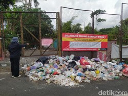 Iyuuh...Sampah Numpuk di Pinggir Jalan Dampit Magelang