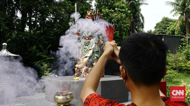 FOTO: Khidmat Warga Sembahyang Imlek di Vihara Gayatri