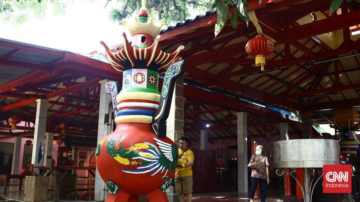 FOTO: Khidmat Warga Sembahyang Imlek di Vihara Gayatri