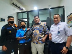 Kisah Orang Jujur Kembalikan Duit, Terbaru Petugas Kebersihan Stasiun Tugu