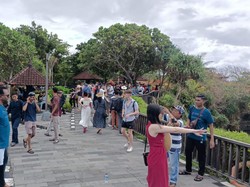 Momen Imlek, Turis ke Tanah Lot Membeludak