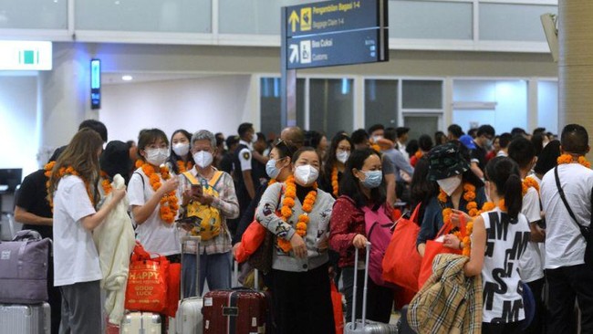 Imigrasi soal Marak Turis China di Indonesia: Fokus Tarik Investasi Imigrasi mengatakan fokus menarik investasi dari maraknya turis China di Indonesia meski kasus Covid-19 meningkat di negara tirai bambu.