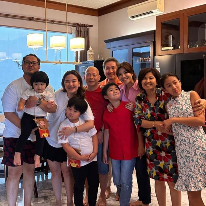 <p>Agatha Suci juga tak ingin melewatkan perayaan Imlek bersama keluarga, Bunda. Melalui beberapa unggahan di media sosialnya, Agatha tampak membagikan keseruan keluarganya merayakan Tahun Baru Imlek. Tak hanya itu, penyanyi yang satu ini juga melengkapi unggahan tersebut dengan doa dan harapan, "<em>If we are to preserve culture we must continue to create it. Happy Chinese New Year from our family to yours. Gong Xi Fa Chai</em>," tulisnya. (Foto: Instagram@agatha_suci)</p>