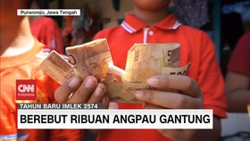 VIDEO: Berebut Ribuan Angpau Gantung