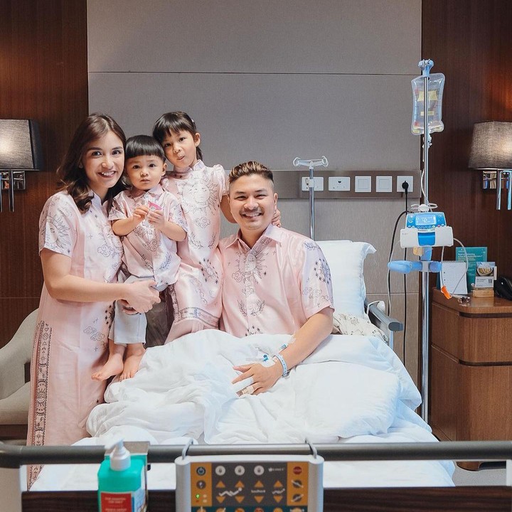 <p>Perayaan Imlek tahun ini sedikit berbeda bagi keluarga Chelsea Olivia dan Glenn Alinskie, Bunda. Pasalnya, mereka terpaksa merayakan Imlek di rumah sakit karena Glenn tengah dirawat. Melalui media sosial, Chelsea mengunggah potret keluarga kecil mereka. "<em>Sometimes, our plans are not God's plans.. we prepared so many things for this Chinese new year but end of the day, God gave us the most memorable Chinese new year!! Celebrated it in the Hospital!! Everything is beautiful!</em>" tulisnya. (Foto: Instagram@chelaseaoliviaa)</p>