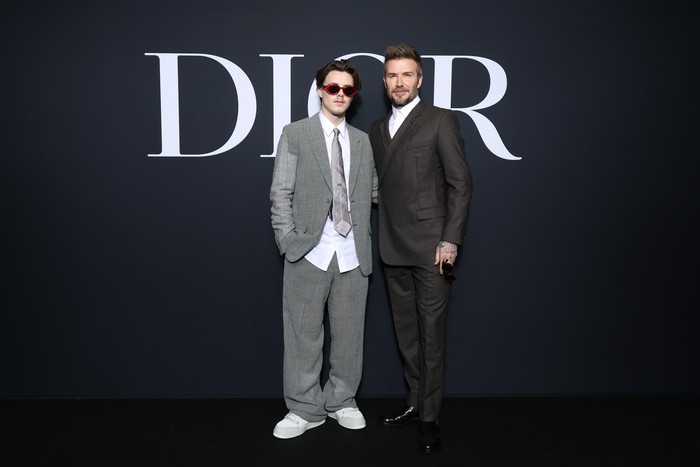Duo Bapak-Anak, David dan Cruz Beckham kompak bergaya dalam setelan jas. Foto: Getty Images for Christian Dior/Pascal Le Segretain
