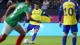 Aksi Ronaldo Kelabui Dua Pemain Al Ittifaq dalam Debut di Al Nassr