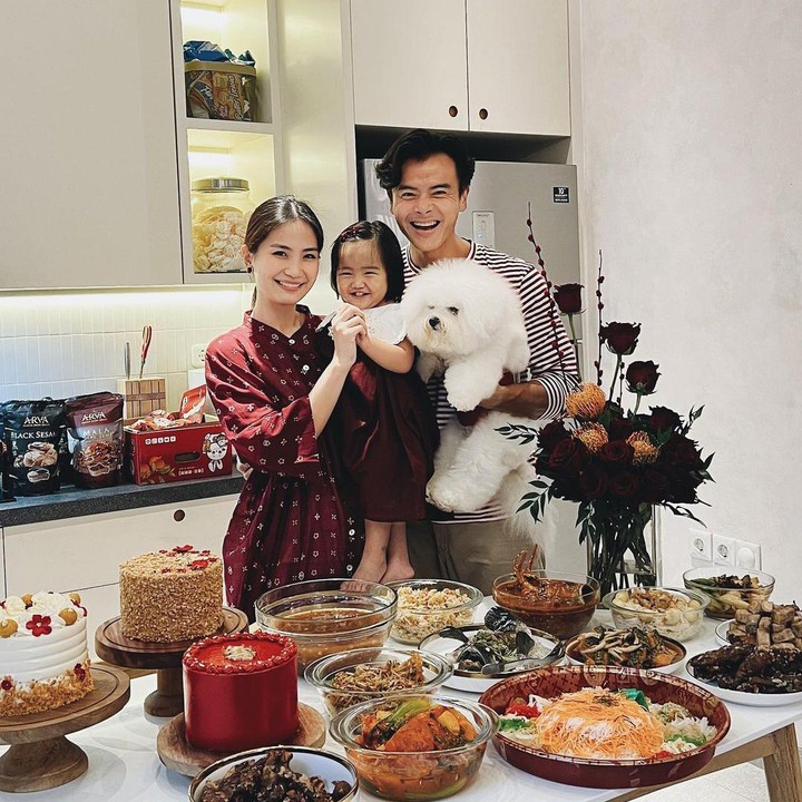 <p>Aktor Dion Wiyoko juga merayakan Imlek di rumah bersama keluarga, Bunda. Hal ini terlihat di akun Instagram istri Dion, Fiona. "<em>Happy Chinese New Year! Gong Xi Fa Cai Xin Nian Kuai Le. First time celebrating Chinese New Year together again after years of pandemic. First time hosting New Year dinner at home. May this year of Rabbit brings us good health, happiness and joy. Kionghiee kionghieeee</em>," tulis Fiona. (Foto: Instagram@fionaanthony)</p>