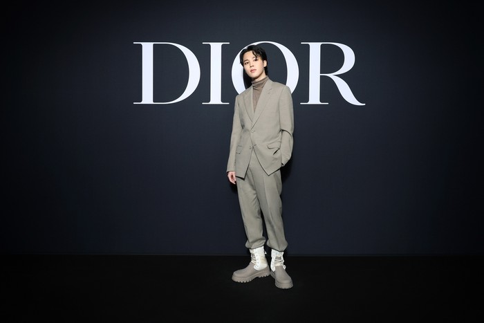 Jimin tampil elegan dan edgy dalam setelan jas klasik bersama turtleneck dan hiking boots. Foto: Getty Images for Christian Dior/Pascal Le Segretain