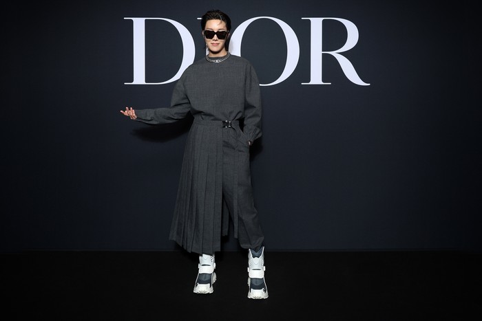 Tambahan detail apron skirt memberi nuansa edgy pada gaya minimalis monochrome J-Hope. Foto: Getty Images for Christian Dior/Pascal Le Segretain