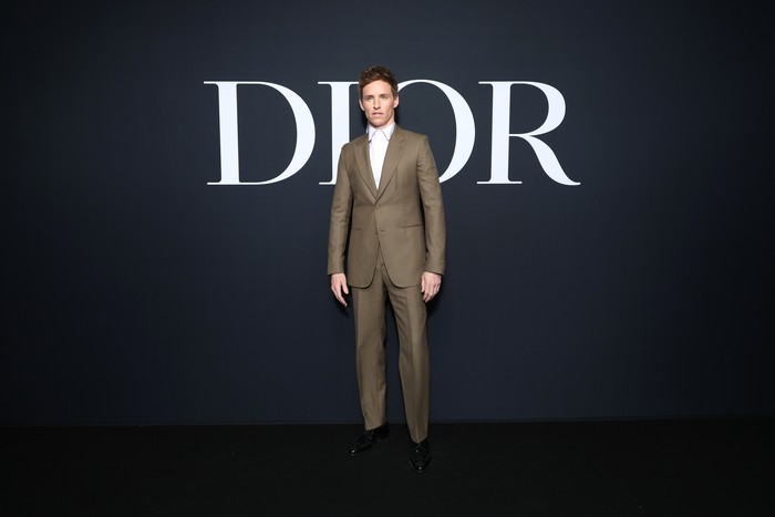 Eddie Redmayne membawa tren warna earth tone dalam ranah setelan jas. Foto: Getty Images for Christian Dior/Pascal Le Segretain