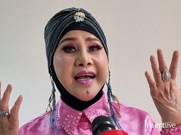 img-title Elvy Sukaesih Akan Terus Eksis Nyanyi Dangdut Sampai Tak Ada Lagi Fans yang Suka