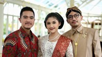 <p>Pada Sabtu (21/1/2023), Erina bersama sang suami tercinta, Kaesang Pangarep menghadiri peresmian Taman Pracuma Tuin di Puro Mangkunegaran Solo. Hal ini pun diungkapkan langsung oleh Erina melalui <em>caption</em> di <em>Instagram</em>-nya. "Hari ini aku dan Mas Kaesang kembali jalan-jalan ke Solo, berjumpa dengan sahabat kami Kanjeng Gusti Bhre serta keluarga dan rekan-rekan untuk peresmian Taman Pracima Tuin dan makan siang bersama," tulis Erina sebagai keterangan fotonya. (Foto: Instagram@erinagudono)</p>