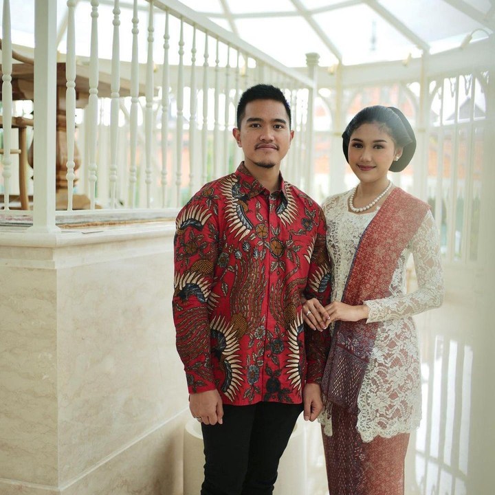 <p>Erina dan Kaesang pun tampil serasi dalam acara tersebut. Erina mengenakan kebaya putih yang dipadukan dengan selendang dan kain batik merah, sementara Kaesang mengenakan batik berwarna merah dipadukan dengan celana berwarna hitam. (Foto: Instagram@erinagudono)</p><p></p>