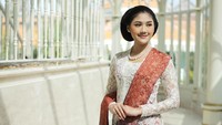 <p>Erina Gudono kerap mencuri perhatian publik karena parasnya yang cantik. Menantu Presiden Joko Widodo yang satu ini kembali menjadi sorotan warganet setelah mengunggah potret anggunnya mengenakan kebaya dengan perpaduan warna merah dan putih. (Foto: Instagram@erinagudono)</p>