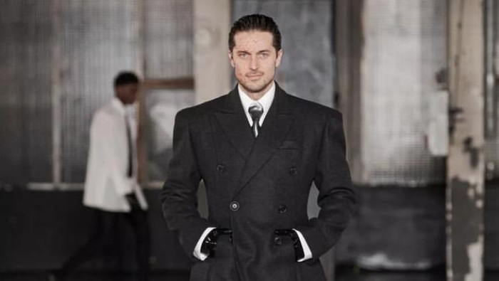 img-title Surprise! Lucas Bravo Alias Gabriel dari Emily In Paris Tampil Jadi Model di Paris Fashion Week Menswear