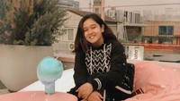 <p>Dalam video tersebut, Hesti menjelaskan bahwa Asya adalah anak sambungnya. Asya merupakan anaknya yang lahir dari mantan istri Edo Borne yang pertama, Sofia Amalia. "Ya ini anak gue, cuma beda emak. Anaknya Papado, dari pernikahan sebelumnya, anaknya Bunda Sofi," ungkap Hesti. (Foto: Instagram@hestipurwadinata)</p>