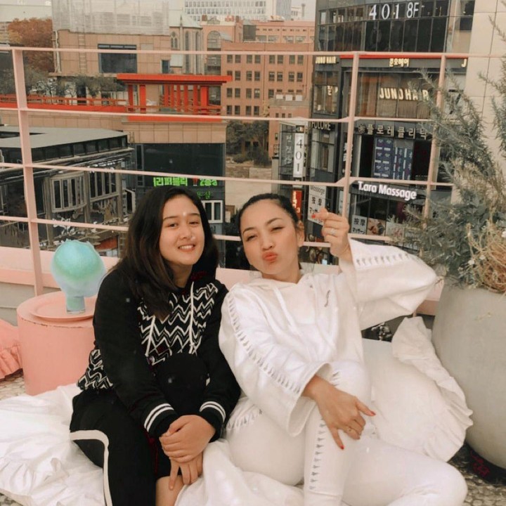 <p>Menyadari berita simpang siur tersebut, Hesti pun tak tinggal diam dan segera memberikan klarifikasi melalui sebuah video yang diunggah di kanal <em>YouTube</em> pribadinya, Bunda. (Foto: Instagram@hestipurwadinata)</p>