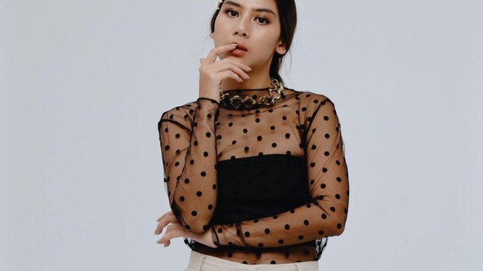 img-title Inspirasi Gaya Feminin Kasual ala Adinda Thomas yang Gampang Ditiru Buat Hangout