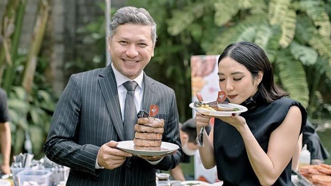 Gading Marten Rayakan Ultah Bareng Medina, Gisel Keciduk Mesra dengan Berondong